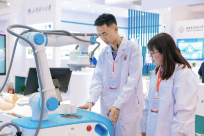 能手術(shù)、會艾灸 人工智能醫(yī)療機器人亮相成都，引領智能醫(yī)療新浪潮